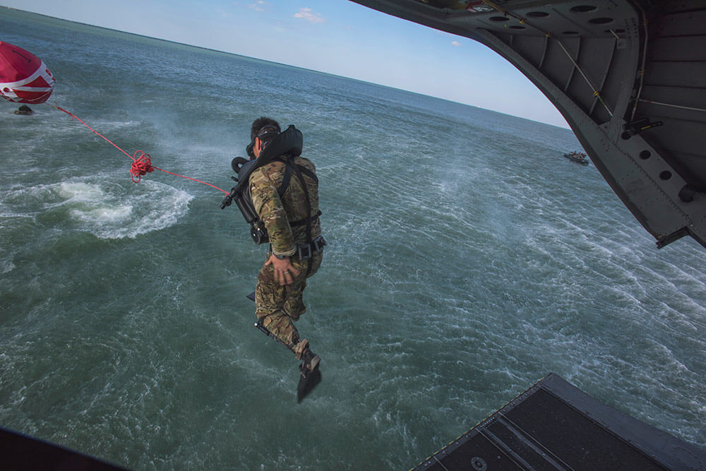 A Soldier of the Army National Guard’s 3rd Battalion, 20th Special Forces Group (Airborne) combat dive team helo-casts from a CH-47 Chinook helicopter into Florida waters during re-qualifications. Illinois Army National Guard photo by SSG Adam Fischman